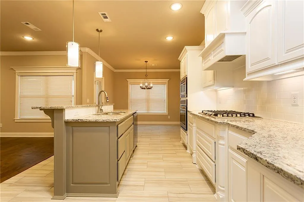 3502 Southwest Brittany Road - 1 — Photo 3