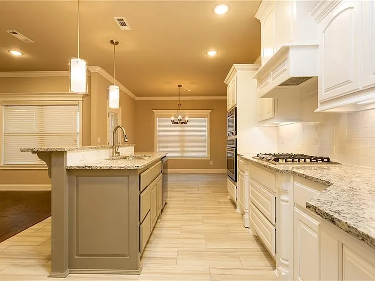 3502 SW Brittany Rd — Photo 3