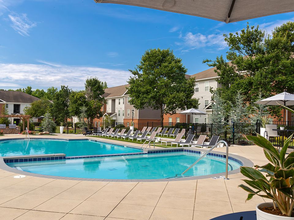 Soak up the sun poolside with comfortable lounge chairs and beautiful tree-lined surroundings, professionally operated by Highlands Vista Group.