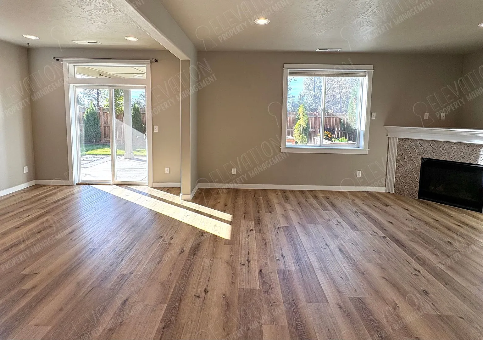Spacious 3-Bedroom Home with Canal Access & Mountain Views — Photo 4