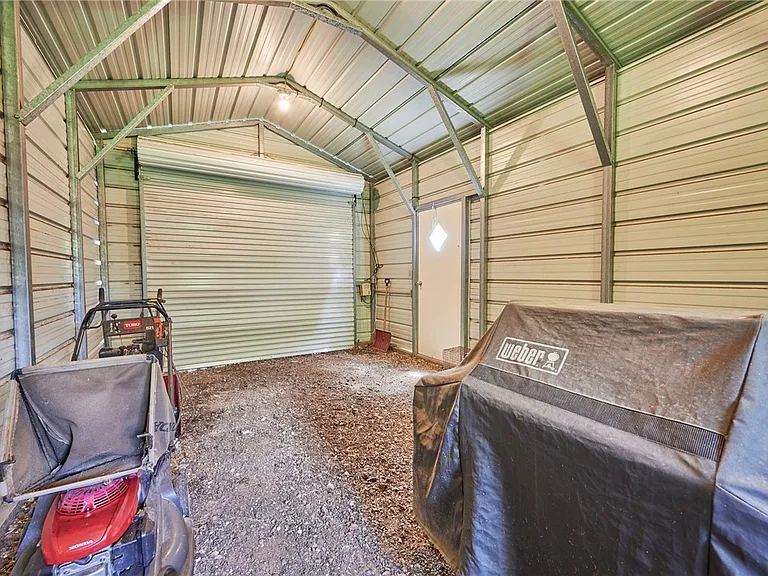 105 Derrick Ln — Photo 25