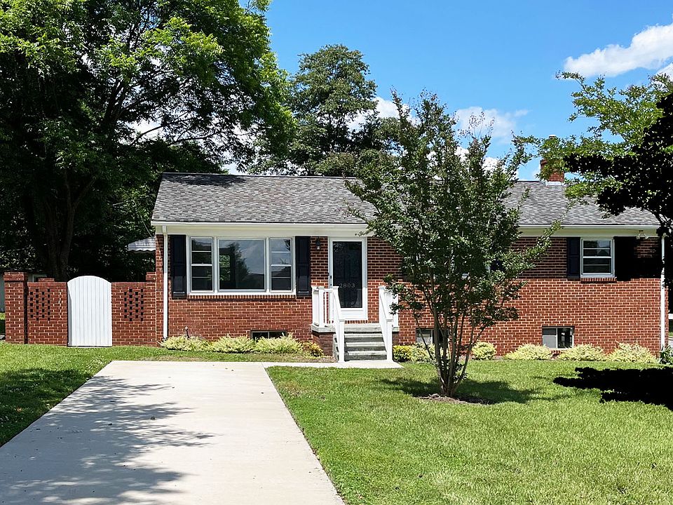 Front of home with spacious driveway