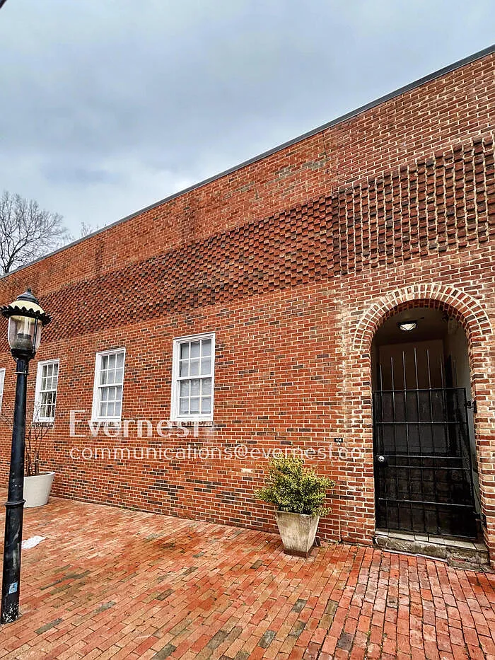 Building Photo - 2418 E Franklin St #U104
