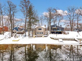 10463 Poplar Dr NE, Rockford, MI 49341