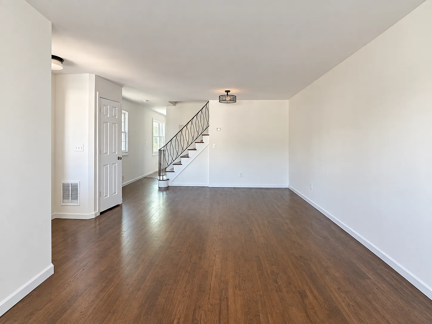 3 bed, 1.5 bath, 1674 sqft, $3,811 — Photo 3