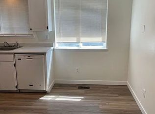 Bright Single-Level 2 Bedroom Home with Modern Kitchen, Open Living Space & Laminate Floors, Portland, OR 97233