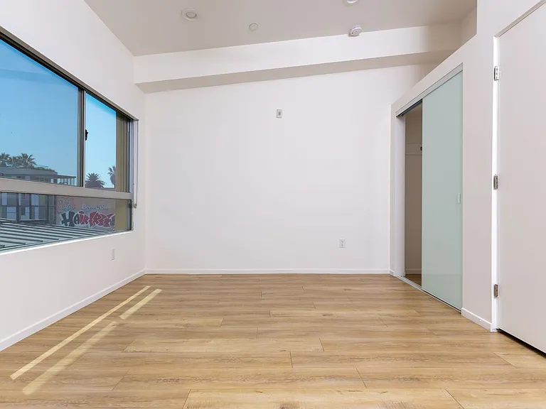 Echo Designer Loft Apartments — Photo 38