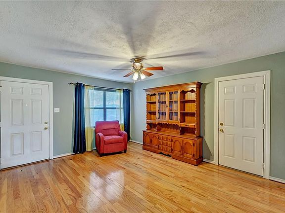 3rd image of 821 Bluewood Dr