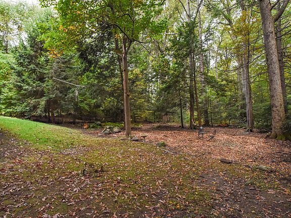 4th image of 11 Highwood Dr