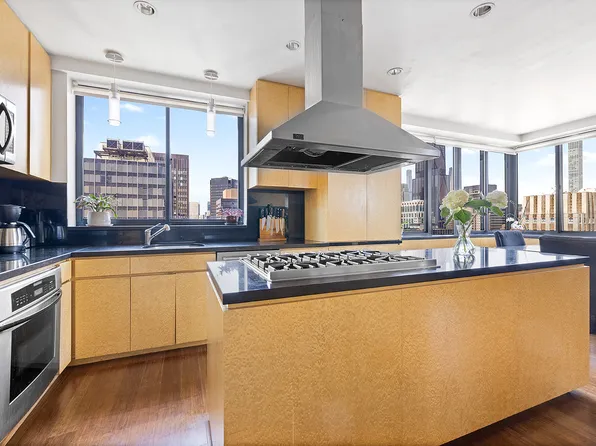 250 East 40th Street image 6 of 24