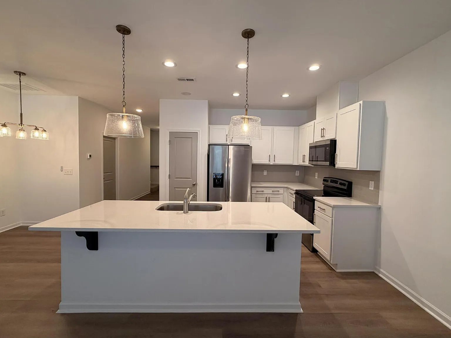 3 bed, 2.5 bath, 1555 sqft, $1,895 — Photo 4