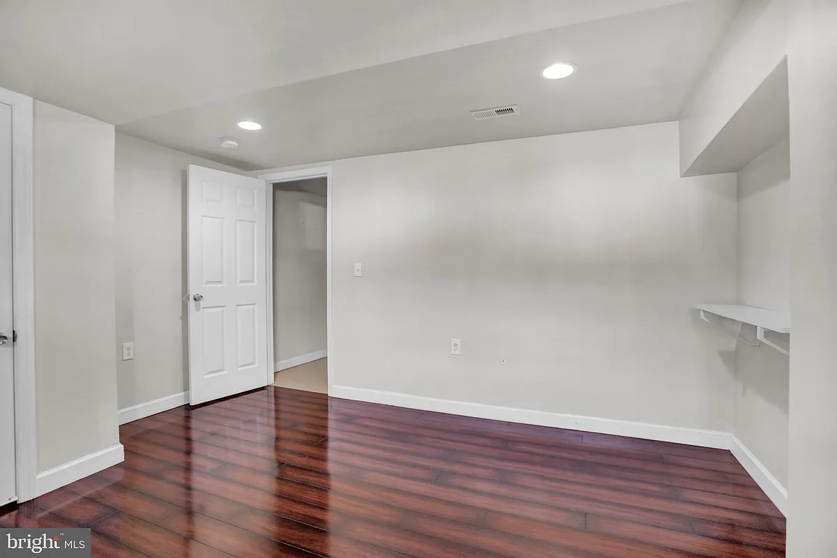 Building Photo - 421 Elrino St #B