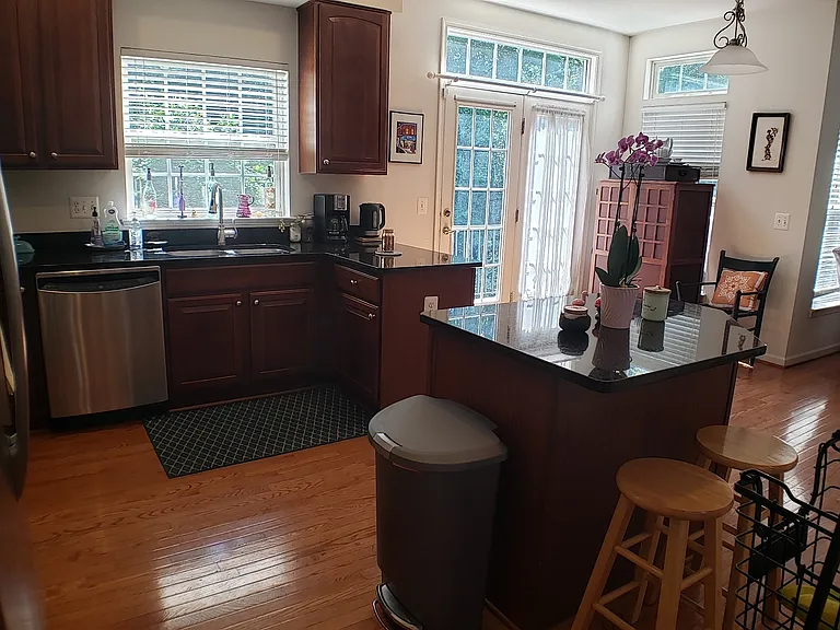 618 Rainier Rd — Photo 2