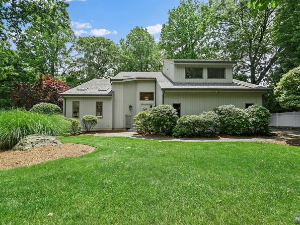 9 Renee Ct, Woodcliff Lake, NJ 07677