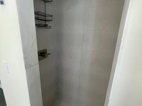 5th image of 1039 E Whitton Ave