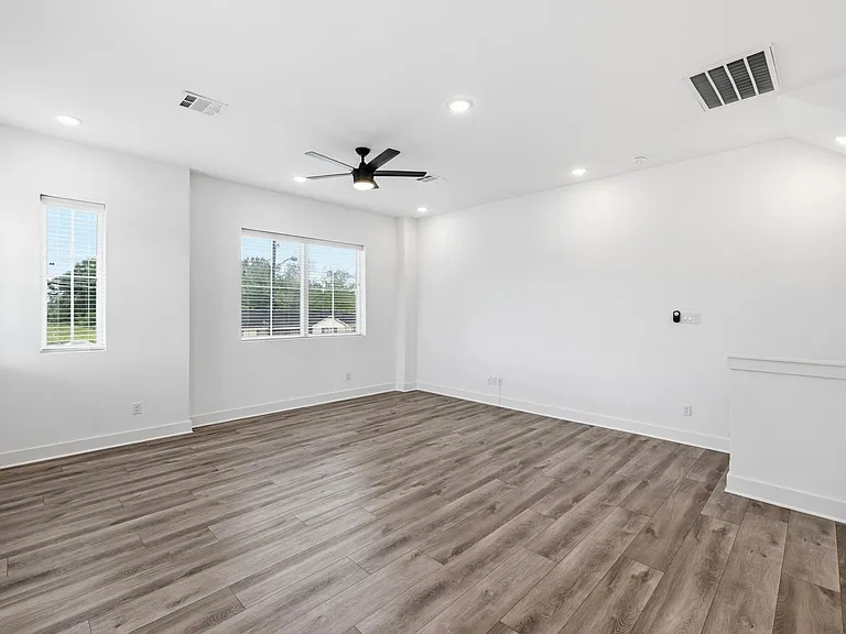 1404 Mansfield St — Photo 6