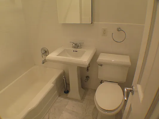 Rented by Glasser Realty LLC | media 8