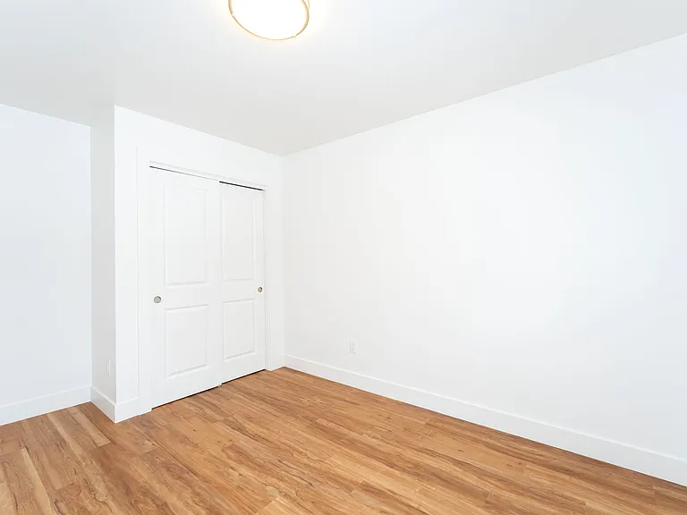 Silver Star Apartments — Photo 21
