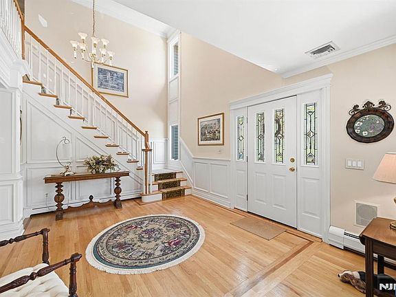 3rd image of 21 Lakeview Ave