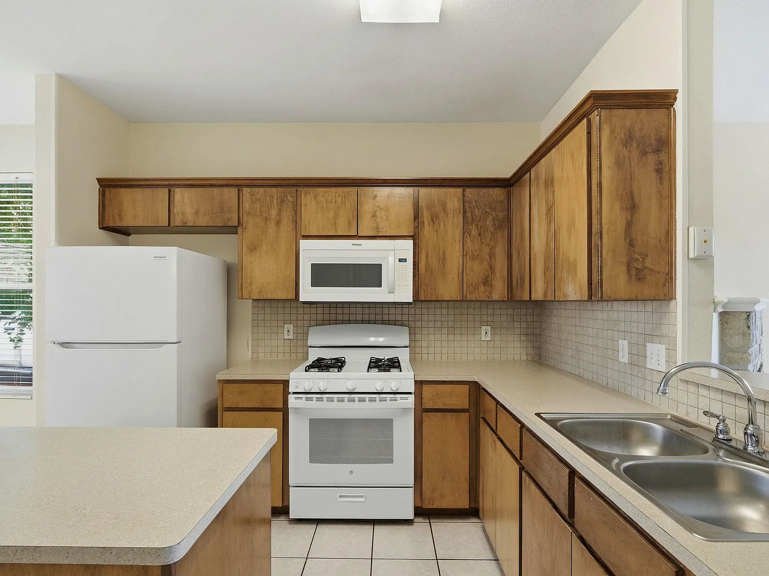 2 bed, 2.5 bath, 1393 sqft, $1,795 — Photo 3