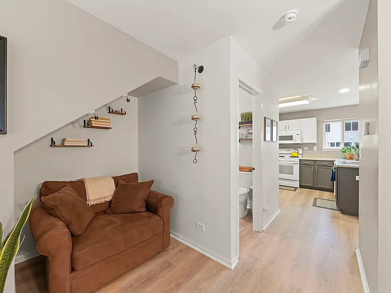556 Lincoln Station Dr — Photo 5