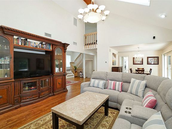 5th image of 5 Deerfield Ct
