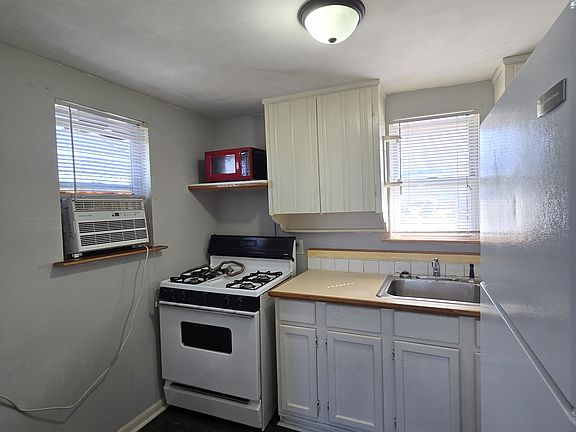 3rd image of 938 N Broadway Ave APT 1