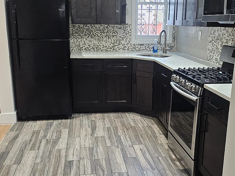 545 Chateau Ave — Photo 2