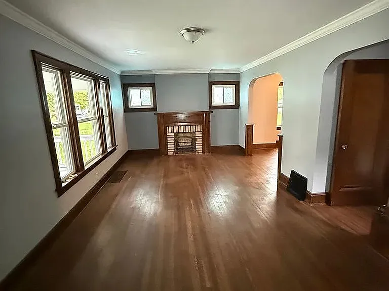 420 Grace Avenue — Photo 3