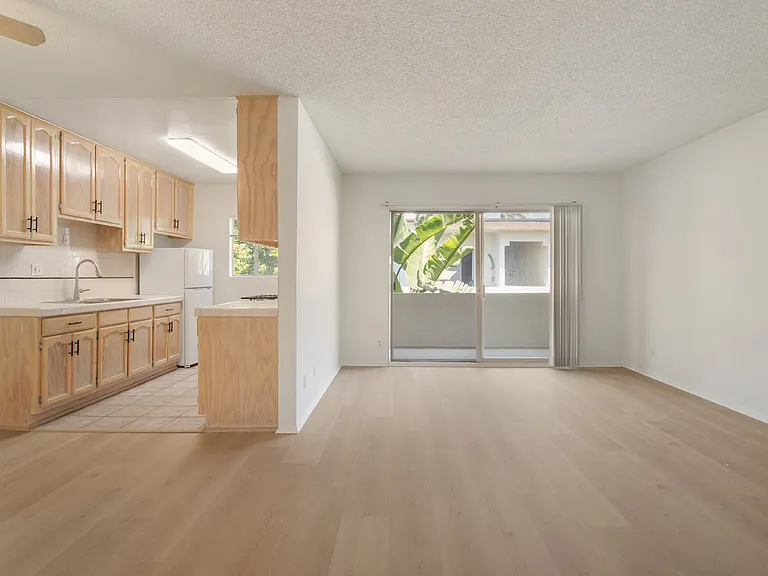 1324 Barry Ave #6 — Photo 7