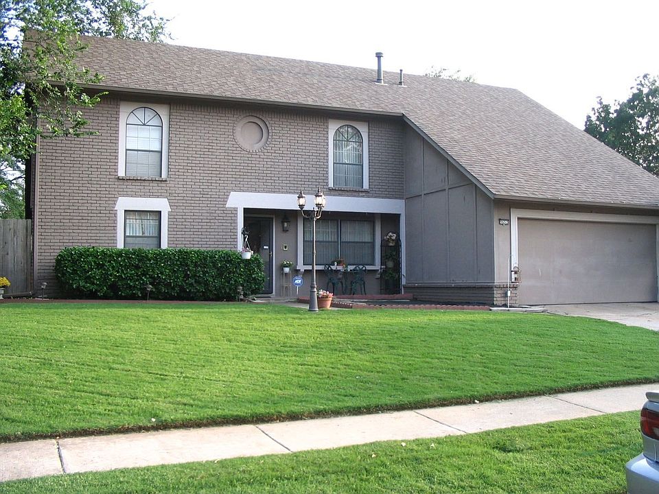 Excellent curb appeal in this large home, established neighborhood