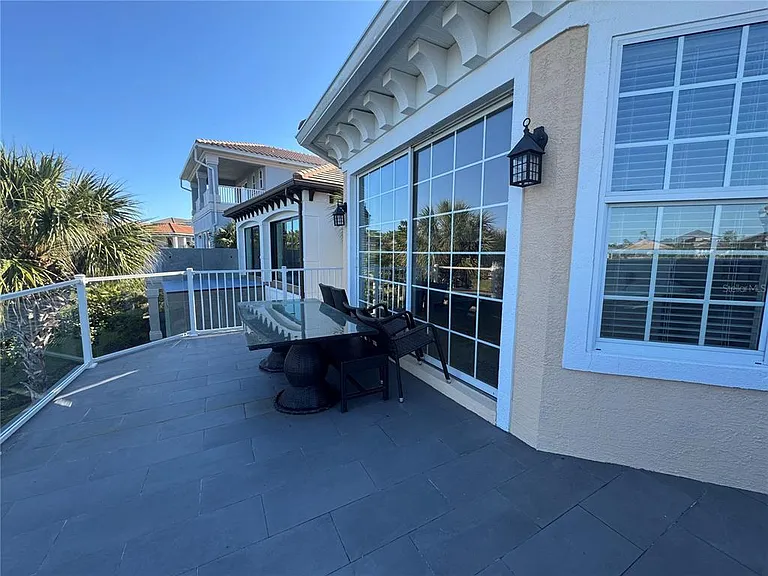 323 Ocean Crest Dr — Photo 18