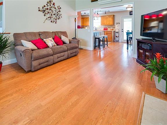 5th image of 6 Greenridge Ln