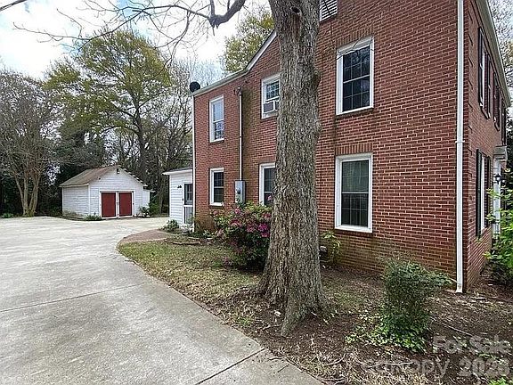 4th image of 105 Brent St