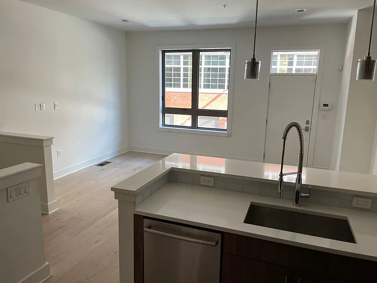 844 N American St — Photo 5