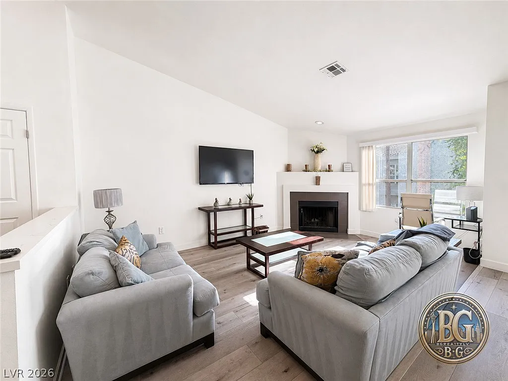 1 bed, 1.0 bath, 1038 sqft, $1,800 — Photo 2