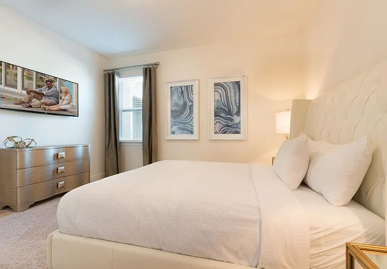 Suite 5(B): 1 Queen Size Bed 60"*80"