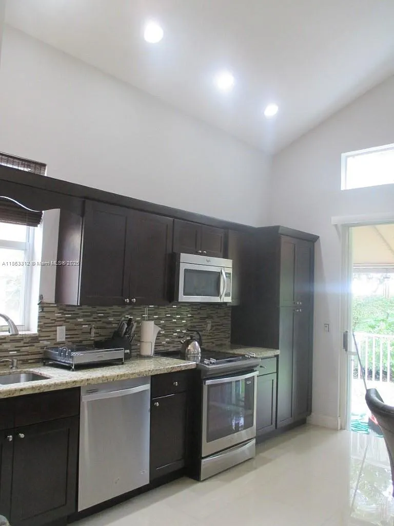 3 bed, 2391 sqft, $3,900 — Photo 2