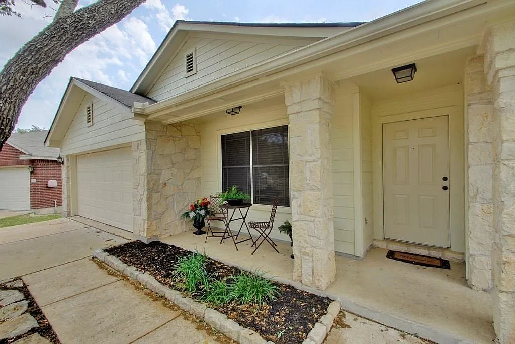 4 bed, 2.0 bath, 2403 sqft, $2,295 — Photo 4