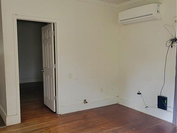 2nd image of 206 Willis St