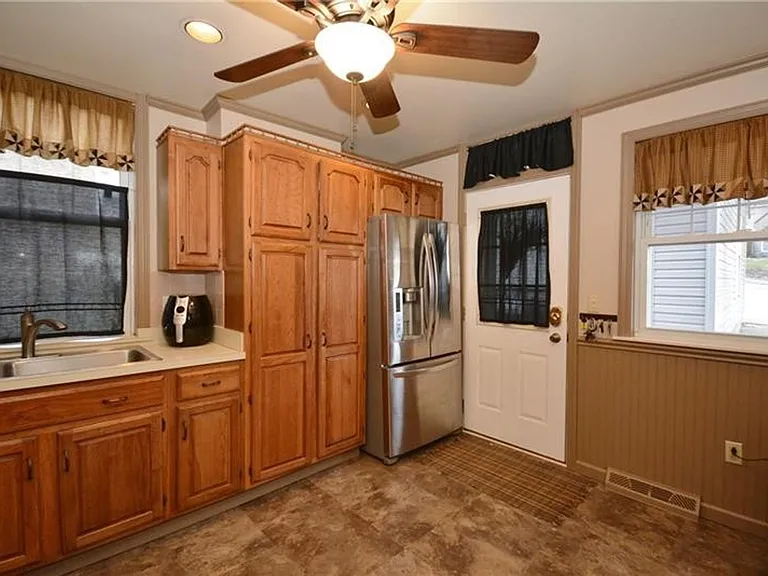 2112 Saranac Ave — Photo 10