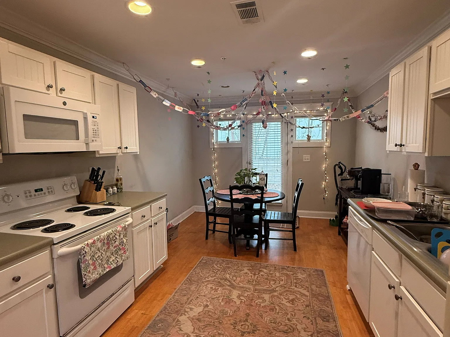 3 bed, 1406 sqft, $2,100 — Photo 2