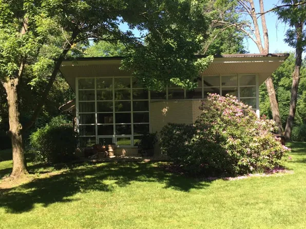 3356 Clover Ln, New Castle, PA 16105