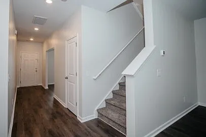 6 bed, 3.0 bath, 3065 sqft — Photo 4
