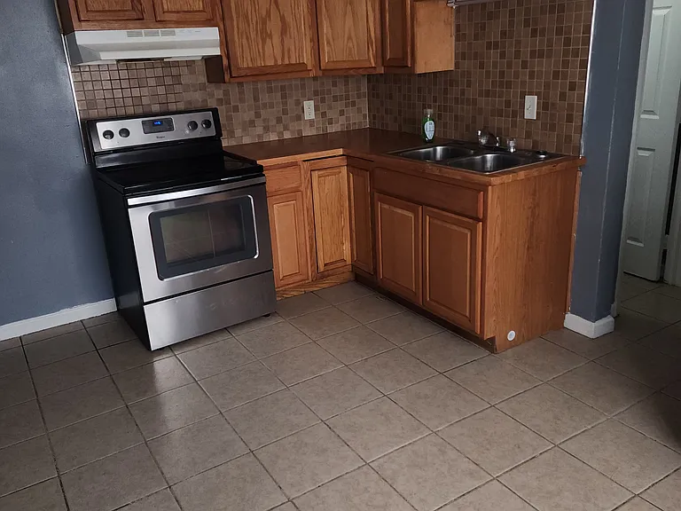 400 S Napoleon Ave — Photo 11
