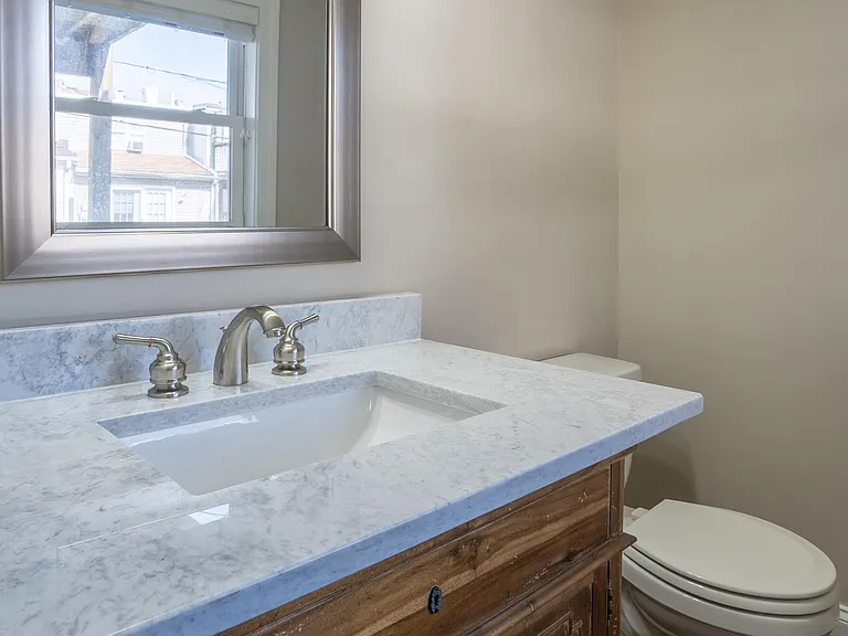 922 S Clinton St — Photo 5