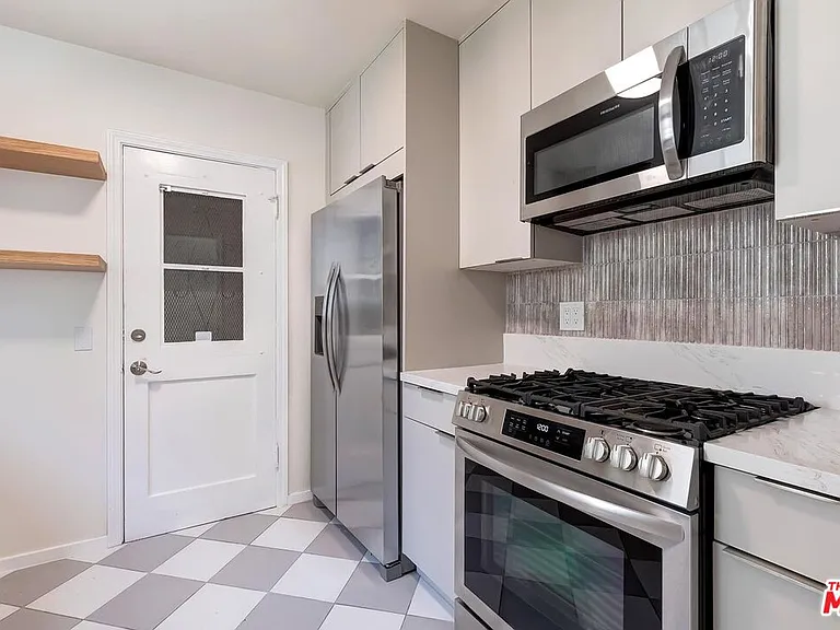 405 1/2 Shirley Pl — Photo 1