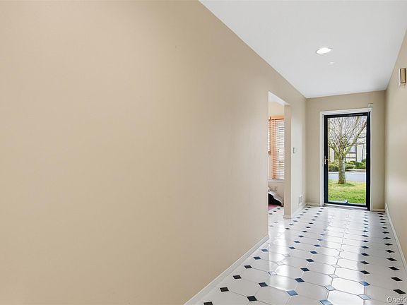 4th image of 54 Southgate Circle