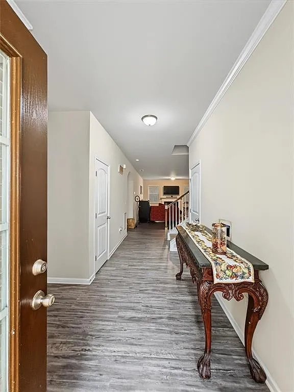 3 bed, 2.0 bath, 2118 sqft, $2,300 — Photo 3