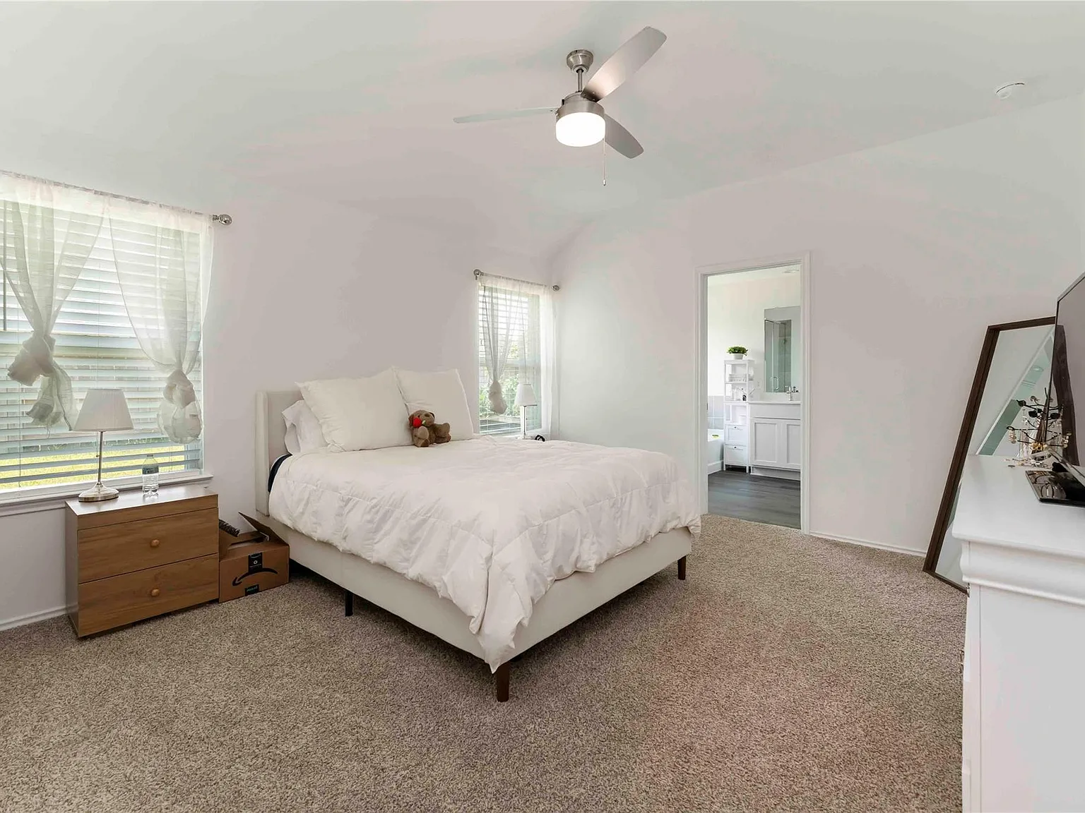 3 bed, 2.0 bath, 1562 sqft, $2,400 — Photo 4